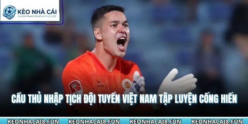 Cầu thủ nhập tịch đội tuyển Việt Nam tập luyện cống hiến
